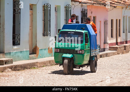 Alltag in Kuba - Piaggio Ape drei Radfahrzeug entlangfahren gepflasterten Straße in Trinidad, Kuba Stockfoto