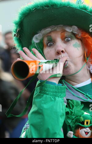 Eine Frau während der St. Patrick Day Parade in London. Stockfoto