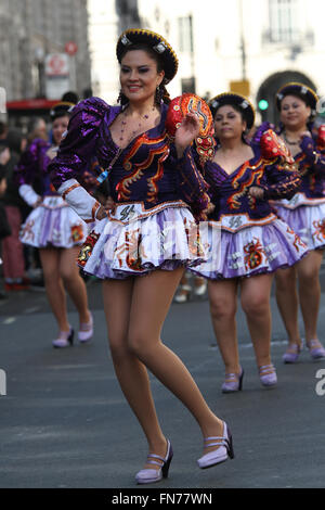 Caporales Tänzer von Folklore Gruppe San Simon aus Bolivien zu tanzen, während St. Patrick Day Parade, Regent Street, London, UK Stockfoto