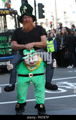 Ein lustiger Mensch während St. Patrick Day Parade in London. Stockfoto