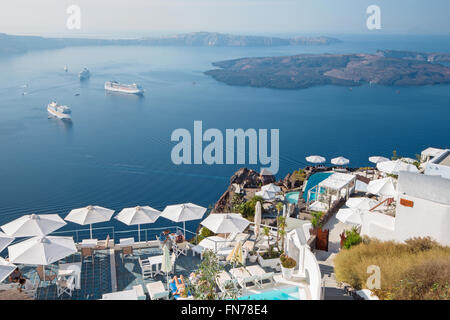 Santorini - der Ausblick über das Luxus-Resort in Imerovigili nach Caldera mit den Kreuzfahrten und Na Kameni Insel. Stockfoto