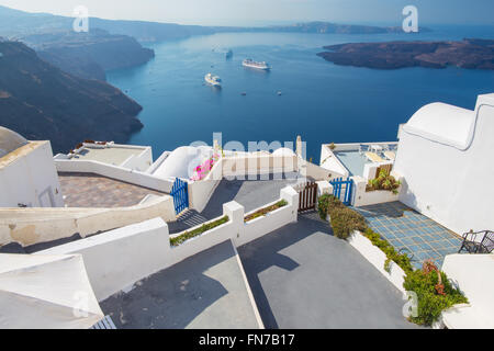 Santorini - der Ausblick über das Luxus-Resort in Imerovigili nach Caldera mit den Kreuzfahrten. Stockfoto