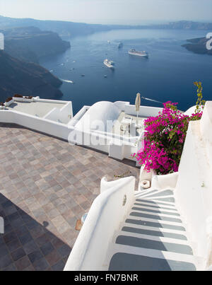 Santorini - der Ausblick über das Luxus-Resort in Imerovigili nach Caldera mit den Kreuzfahrten. Stockfoto