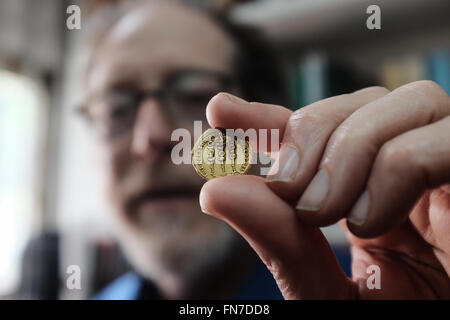 Jerusalem, Israel. 14. März 2016. Dr. DONALD ARIEL, Leiter Kurator des Fachbereichs Münze an der Israel Antiquities Authority, hält eine seltene Goldmünze zeigt die Symbole der römischen Legionen neben dem Namen des Herrschers Trajan auf dem Rücken, und tragen das Bild des Kaisers Augustus auf Vorderseite. 107 in Rom geprägt war CE die Münze Teil einer Reihe von Kaiser Trajan als eine Hommage an die römischen Kaiser, die ihm vorausgegangen geprägt. Bildnachweis: Nir Alon/Alamy Live-Nachrichten Stockfoto