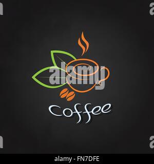 Kaffeetasse mit Bohnen und grüne Blätter auf einer Kreidetafel. Stock Vektor