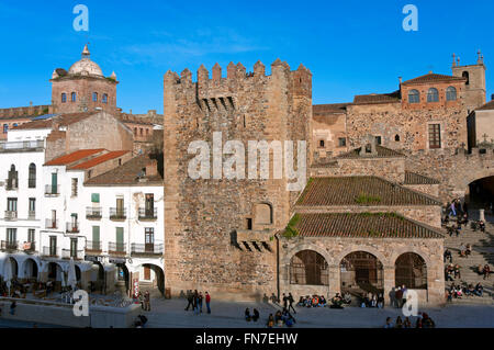 Hauptplatz und Bujaco Turm des 12. Jahrhunderts, Caceres, Region Extremadura, Spanien, Europa Stockfoto