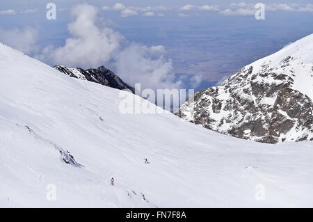 Skibergsteiger konkurrieren während der Ski Mountaineering Bundeswettbewerb im Fagaras-Gebirge in Rumänien Stockfoto