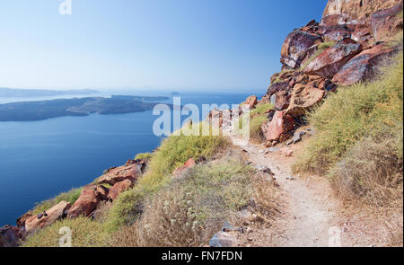 Santorini - der Look von Skyros Burg auf Nea Kameni Insel. Stockfoto