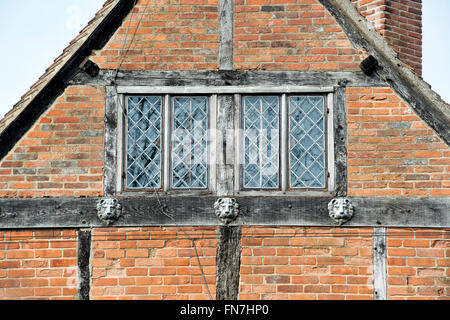 Lion Guß Detail auf der Giebelseite eines gerahmten Holzhauses in Dorchester on Thames, Oxfordshire, England Stockfoto