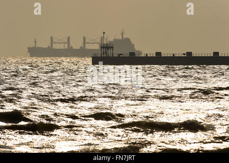 Dorset, UK. 14. März 2016. UK-Wetter: Schiff vor Weymouth Strand Credit: Dorset Media Service/Alamy Live News Stockfoto