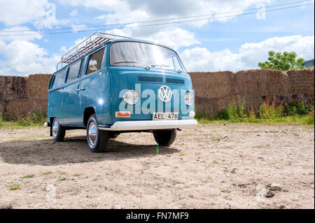 Blauer VW Typ 2 Erker-Bus auf schwedischen Nummernschildern Stockfoto