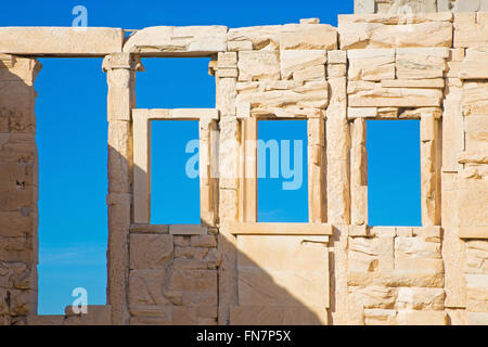 Athen - die Details der Wände mit den Fenstern des Erechtheion auf der Akropolis Stockfoto