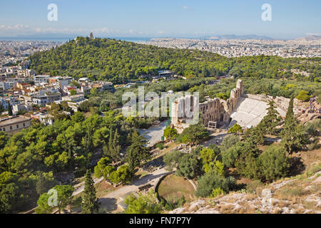 Athen - das Odeon des Herodes Atticus oder Herodeon unter der Akropolis im Morgenlicht und das Stadt-panorama Stockfoto