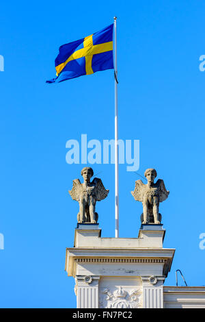 Lund, Schweden - 12. März 2016: Die schwedische Farben Fliegen im Wind auf die wichtigsten Gebäude der Lund Universität. Vier Sphinxen Stockfoto