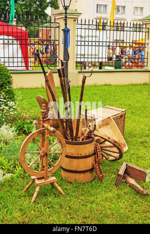 Der Markt für antike Gegenstände und Kunst in einem historischen Bezirk Zadviniye.Festival der Künste "Slavianski Basar in Witebsk - 2009". Stockfoto