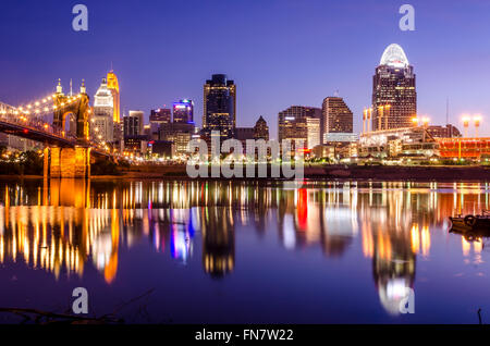 Skyline von Cincinnati im Morgengrauen mit Reflexionen aus dem Gebäude in den Ohio River Stockfoto