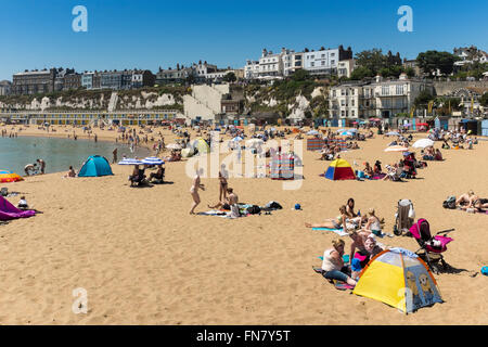 Sonnenbaden am Sandstrand in Broadstairs, Kent, UK Stockfoto