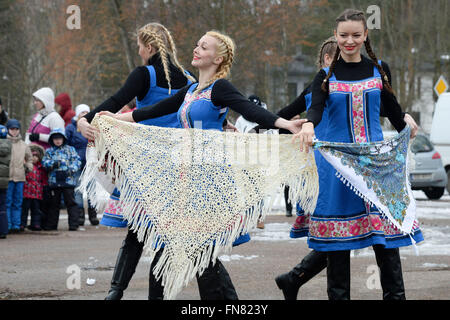 (160314)--NARVA JOESUU, März. 14, 2016 (Xinhua)--Mädchen in Trachten Tanz während der Fastnacht-Festivals von lokalen slawischen Gemeinschaft von Narva Joesuu, nordöstlichen Estland am 13. März 2016 statt. Während der Fastnacht-Festival begrüßen die Menschen kommende Frühjahr durch verschiedene Festlichkeiten. (Xinhua/Sergei Stepanov) Stockfoto