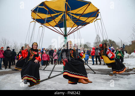 (160314)--NARVA JOESUU, März. 14, 2016 (Xinhua)--Menschen spielen Karussell während der Fastnacht-Festival von lokalen slawischen Bevölkerung von Narva Joesuu, nordöstlichen Estland am 13. März 2016 statt. Während der Fastnacht-Festival begrüßen die Menschen kommende Frühjahr durch verschiedene Festlichkeiten. (Xinhua/Sergei Stepanov) Stockfoto