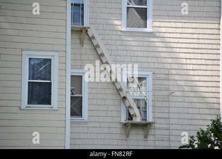 Feuerleiter an der Seite eines Mehrfamilienhauses Stockfoto