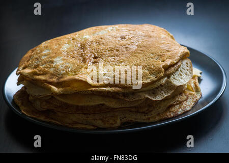 Ein Stapel von Pfannkuchen Pfannkuchen Wochentags in Russland traditionell gekocht Stockfoto