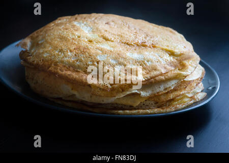 Ein Stapel von Pfannkuchen Pfannkuchen Wochentags in Russland traditionell gekocht Stockfoto