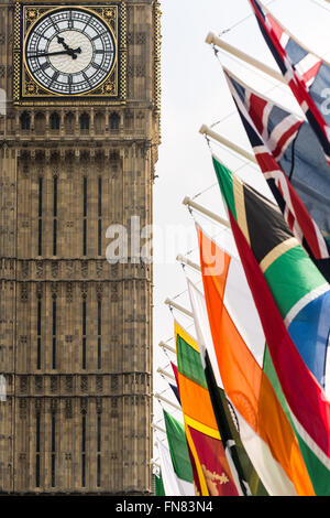 London, UK. 14. März 2016. Flaggen wehen in Parliament Square, Commonwealth Day 2016 unter dem Motto "Ein integratives Commonwealth" Credit zu feiern: Guy Corbishley/Alamy Live News Stockfoto