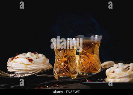 Pavlova-Dessert mit Karamell Stockfoto