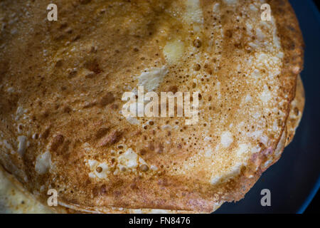 Ein Stapel von Pfannkuchen Pfannkuchen Wochentags in Russland traditionell gekocht Stockfoto