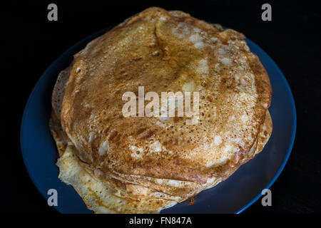 Ein Stapel von Pfannkuchen Pfannkuchen Wochentags in Russland traditionell gekocht Stockfoto