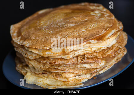 Ein Stapel von Pfannkuchen Pfannkuchen Wochentags in Russland traditionell gekocht Stockfoto