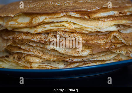 Ein Stapel von Pfannkuchen Pfannkuchen Wochentags in Russland traditionell gekocht Stockfoto