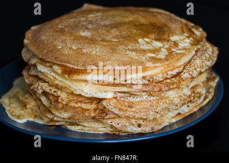 Ein Stapel von Pfannkuchen Pfannkuchen Wochentags in Russland traditionell gekocht Stockfoto