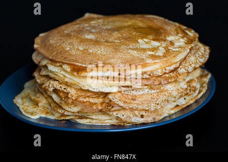 Ein Stapel von Pfannkuchen Pfannkuchen Wochentags in Russland traditionell gekocht Stockfoto