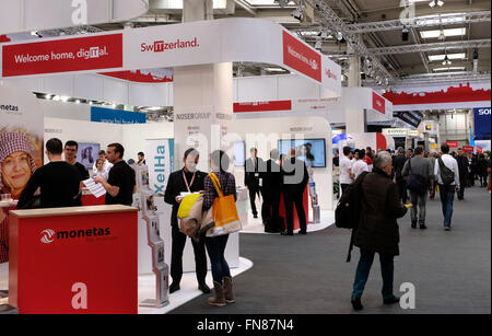 Hannover, Deutschland. 14. März 2016. Besucher Fuß auf der CeBIT-internationale Computer-Expo in Hannover, Deutschland, 14. März 2016. Die Schweiz ist das diesjährige Partnerland. Foto: Peter Steffen/Dpa/Alamy Live News Stockfoto