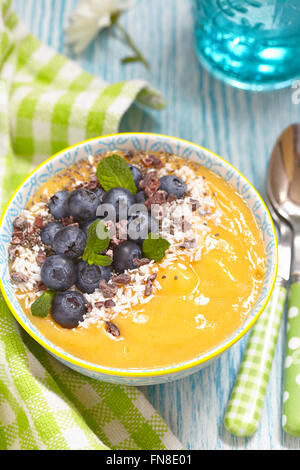 Mango Orange Banane Smoothie in eine Schüssel geben Stockfoto