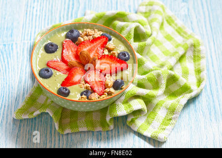 Matcha-Grüntee-Smoothie in eine Schüssel geben Stockfoto