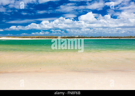 Heißer sonniger Tag am Bulcock Beach Caloundra, Queensland, Australien, Blick auf Bribie Island Stockfoto