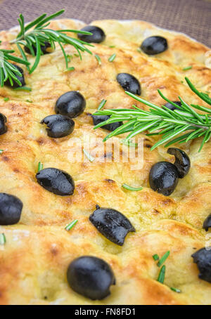 Italienische Focaccia mit schwarzen Oliven Stockfoto