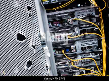 Hannover, Deutschland. 14. März 2016. Einschusslöcher in einem Serverrack am Messestand von Link 11 sind auf der CeBIT in Hannover, Deutschland, 14. März 2016 gesehen. Foto: Ole Spata/Dpa/Alamy Live-Nachrichten Stockfoto