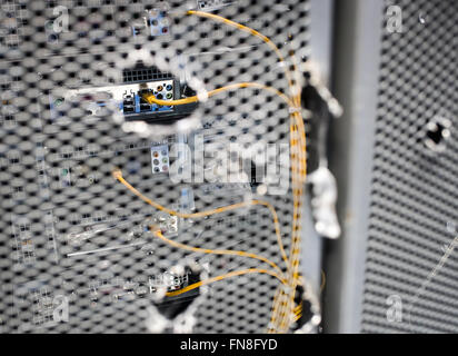 Hannover, Deutschland. 14. März 2016. Einschusslöcher in einem Serverrack am Messestand von Link 11 sind auf der CeBIT in Hannover, Deutschland, 14. März 2016 gesehen. Foto: Ole Spata/Dpa/Alamy Live-Nachrichten Stockfoto