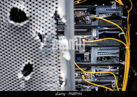 Hannover, Deutschland. 14. März 2016. Einschusslöcher in einem Serverrack am Messestand von Link 11 sind auf der CeBIT in Hannover, Deutschland, 14. März 2016 gesehen. Foto: Ole Spata/Dpa/Alamy Live-Nachrichten Stockfoto