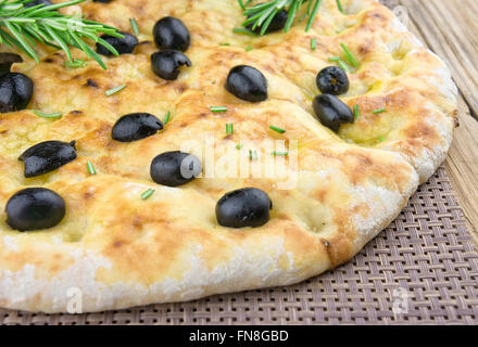 Italienische Focaccia mit schwarzen Oliven Stockfoto
