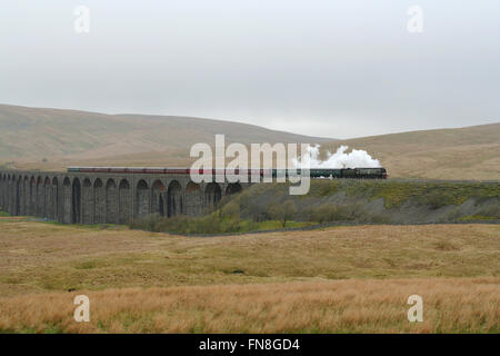 Dampfzug durchquert die berühmten Ribblehead-Viadukt in North Yorkshire National Park auf der Settle Carlisle Line. Stockfoto