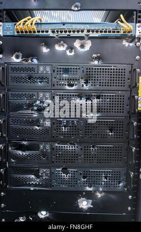 Hannover, Deutschland. 14. März 2016. Einschusslöcher in einem Serverrack am Messestand von Link 11 sind auf der CeBIT in Hannover, Deutschland, 14. März 2016 gesehen. Foto: Ole Spata/Dpa/Alamy Live-Nachrichten Stockfoto