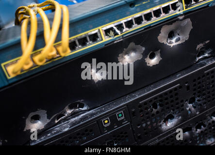 Hannover, Deutschland. 14. März 2016. Einschusslöcher in einem Serverrack am Messestand von Link 11 sind auf der CeBIT in Hannover, Deutschland, 14. März 2016 gesehen. Foto: Ole Spata/Dpa/Alamy Live-Nachrichten Stockfoto