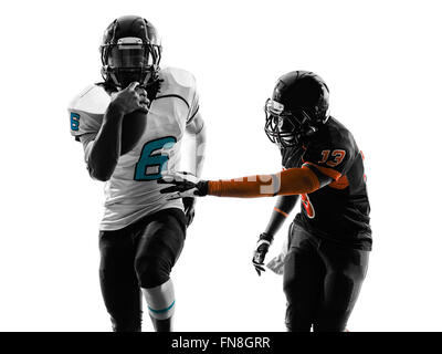 zwei american-Football-Spieler laufen in Silhouette Schatten auf weißem Hintergrund Stockfoto