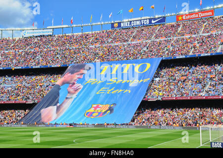 BARCELONA - Mai 03: FC Barcelona Fans Display ein riesiges Banner im Speicher der ehemaligen Trainer Tito Vilanova. Stockfoto