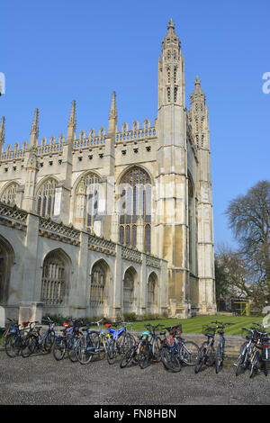 Kings College Chapel mit Schülers Fahrräder außerhalb King College der University of Cambridge, Cambridge, England. Stockfoto