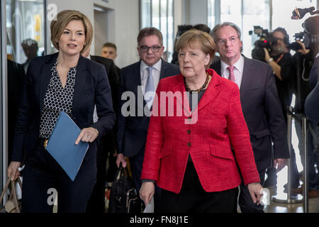 Bundesvorsitzende der Partei CDU und Bundeskanzlerin Angela Merkel neben den Spitzenkandidaten für die Landtagswahl Parlament Guido Wolf (Baden-Württemberg, 2. l), Julia Klöckner (Rheinland-Pfalz, l) und Reiner Haseloff (Sachsen-Anhalt, R) zu Fuß zur Pressekonferenz nach einer Sitzung des CDU-Federal-Direktion im Konrad-Adenauer-Haus in Berlin, Deutschland, 14. März 2016. Der CDU musste im Parlament Landtagswahlen in Baden-Württemberg, Rheinland-Pfalz und Sachsen / Anhalt Verluste hinnehmen. Foto: MICHAEL KAPPELER/dpa Stockfoto